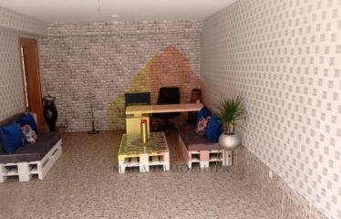 Appartement meublé une chambre en sous-sol de villa
