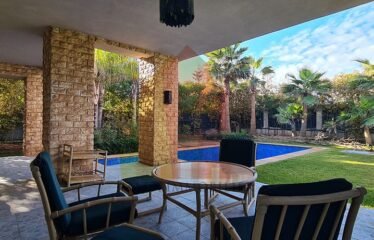 Villa 5 chambres piscine et spacieux jardin en résidence sécurisée