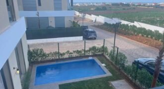 Villa neuve 4 chambres et chambre service en résidence avec pisicne