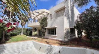 Villa d’architecte, avec vue sur mer.