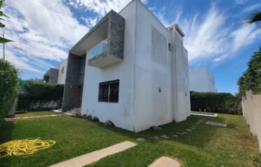 À VENDRE – Magnifique Villa d’Angle à Dar Bouazza – Résidence Sécurisée, Piscine