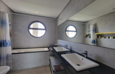 À VENDRE – Magnifique Villa d’Angle à Dar Bouazza – Résidence Sécurisée, Piscine