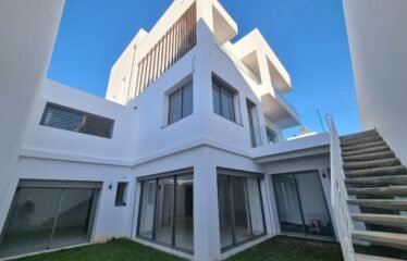 À VENDRE – Villa de Prestige à Dar Bouazza Haut Standing & Potentiel Exceptionnel