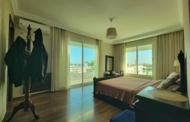 À vendre – Villa d’Exception à Dar Bouazza, 550 m² habitables, Jardin, Piscine et Finitions Haut de Gamme