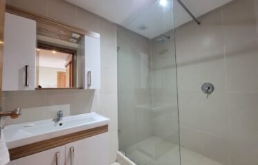 Élégant Appartement Meublé avec Vue Mer à Dar Bouazza – Résidence Sécurisée avec Piscines et Salle de Sport