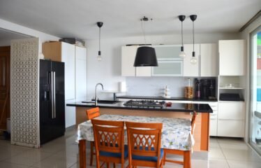 Appartement 2 chambres, premier étage, en résidence sécurisée