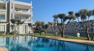Élégant Appartement Meublé avec Vue Mer à Dar Bouazza – Résidence Sécurisée avec Piscines et Salle de Sport