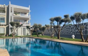 Élégant Appartement Meublé avec Vue Mer à Dar Bouazza – Résidence Sécurisée avec Piscines et Salle de Sport