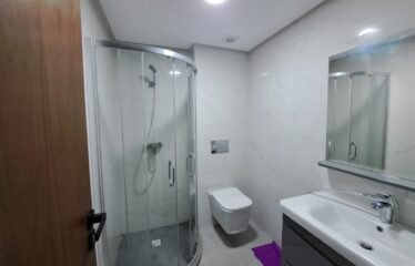 Magnifique appartement meublé en rez-de-jardin, front de mer – Résidence haut standing