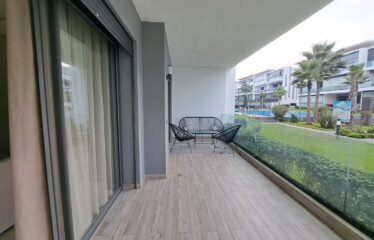 Magnifique appartement meublé en rez-de-jardin, front de mer – Résidence haut standing