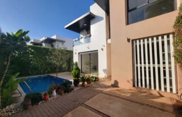 Villa trois chambres avec piscine en résidence sécurisée.
