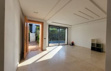 Villa trois chambres avec piscine en résidence sécurisée.