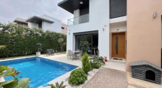 Villa trois chambres avec piscine en résidence sécurisée.