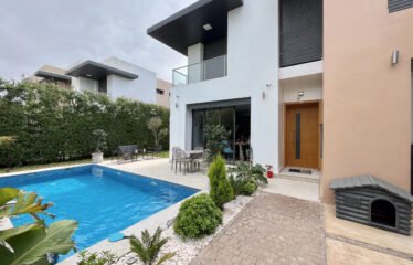 Villa trois chambres avec piscine en résidence sécurisée.