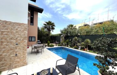 Villa trois chambres avec piscine en résidence sécurisée.