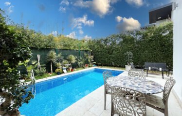 Villa trois chambres avec piscine en résidence sécurisée.