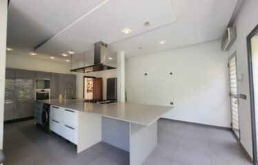 EXCEPTIONNELLE VILLA D’ARCHITECTE SUR 682 M² AVEC PISCINE & ROOF TOP AMÉNAGÉ