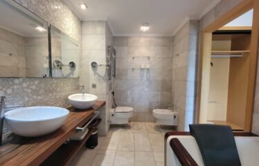 EXCEPTIONNELLE VILLA D’ARCHITECTE SUR 682 M² AVEC PISCINE & ROOF TOP AMÉNAGÉ
