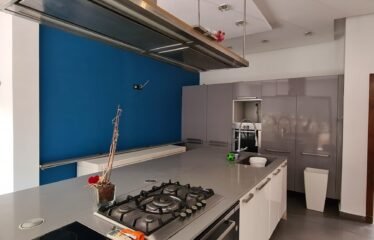 EXCEPTIONNELLE VILLA D’ARCHITECTE SUR 682 M² AVEC PISCINE & ROOF TOP AMÉNAGÉ